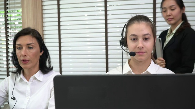 客户支持人员在呼叫中心工作视频素材
