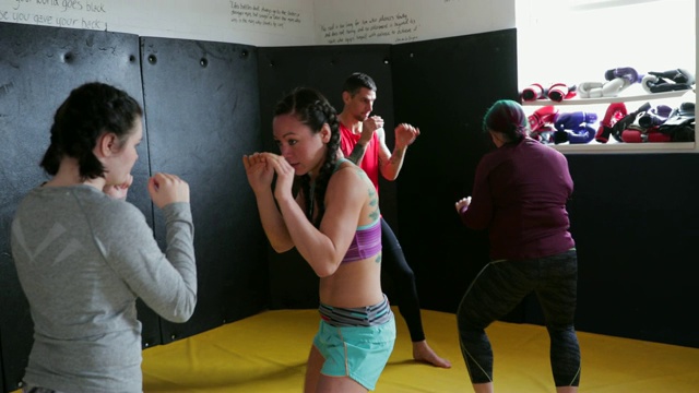 运动员练习跆拳道视频素材