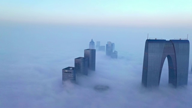 日出时高楼间平流雾俯瞰苏州视频素材