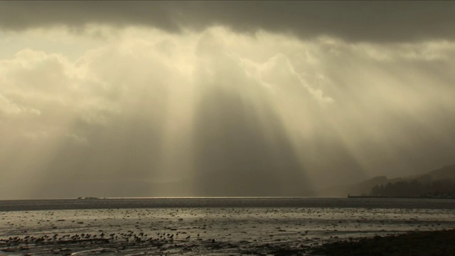 阳光穿过云层照在海面上视频素材