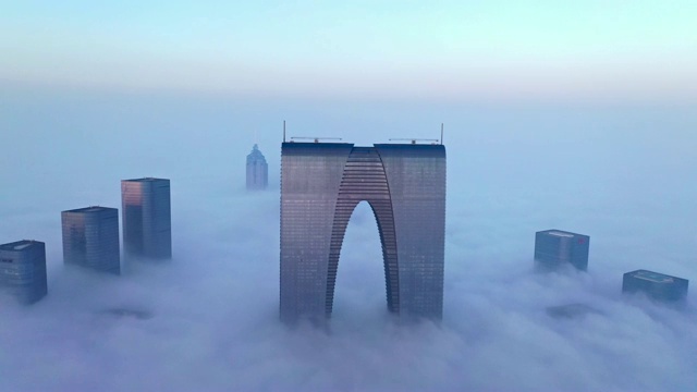 日出时高楼间平流雾俯瞰苏州视频素材