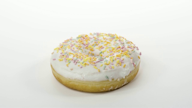 白色背景上的白色糖衣旋转甜甜圈视频素材
