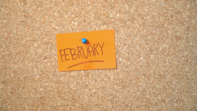二月，一个男人把字钉在木板上视频素材