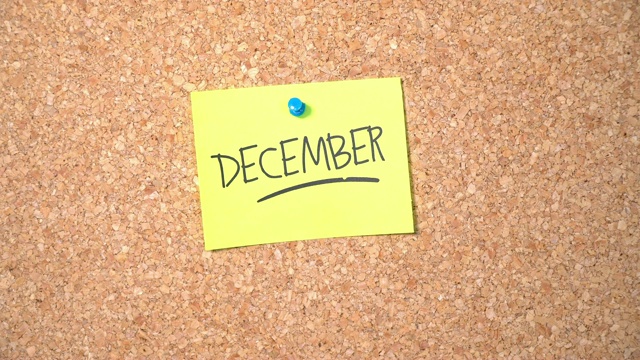 12月，一个男人把字钉在木板上视频素材