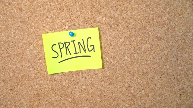 一个男人把春天的文字钉在木板上视频素材