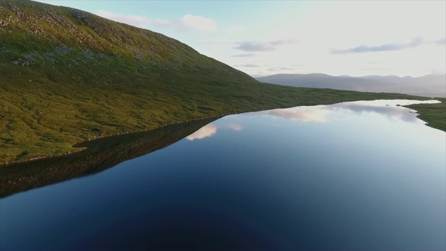 山湖上的日出视频素材