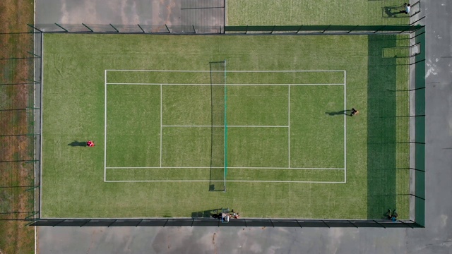 人们在俯视图上打网球视频素材