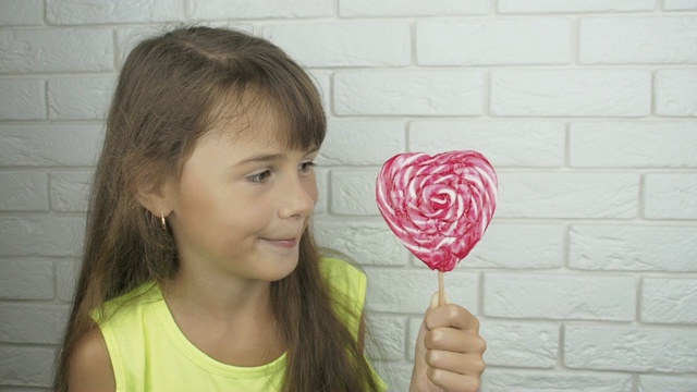孩子看着棒棒糖。视频下载
