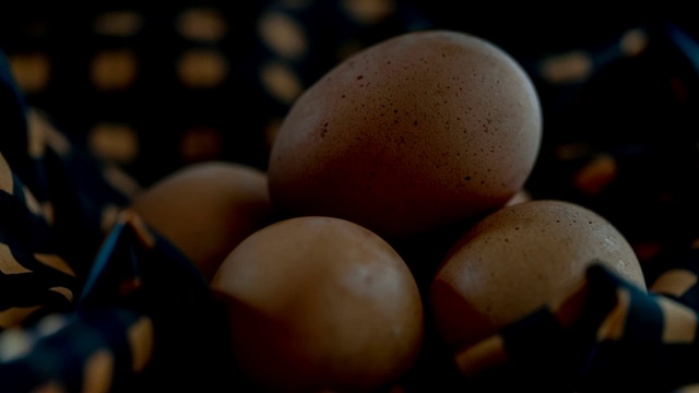 缩小镜头:鸡蛋，4K视频素材