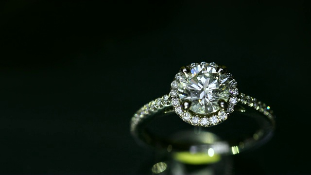 漂亮的结婚戒指和订婚戒指，4K 4K。视频下载