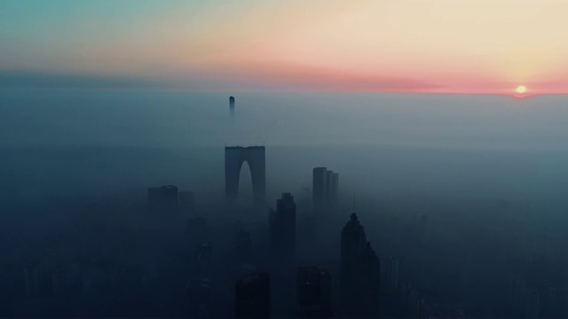 日出时高楼之间雾气弥漫的苏州鸟瞰图视频素材