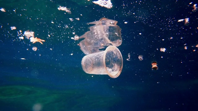 环境问题海洋垃圾带的水下塑料污染视频素材