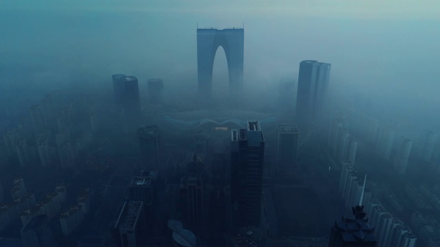 日出时高楼之间雾气弥漫的苏州鸟瞰图视频素材