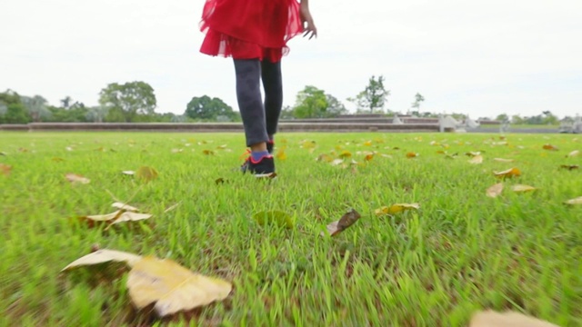 孩子们在公园的秋叶下散步，慢镜头视频素材