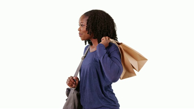 黑人女性提着购物袋走到工作室看东西视频素材