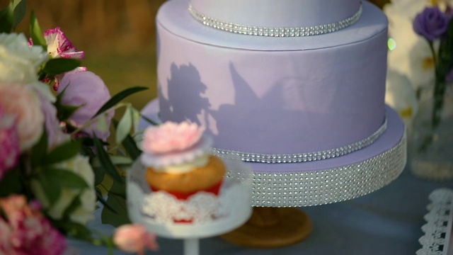 美丽的婚礼蛋糕装饰鲜花和紫色的色调。视频素材