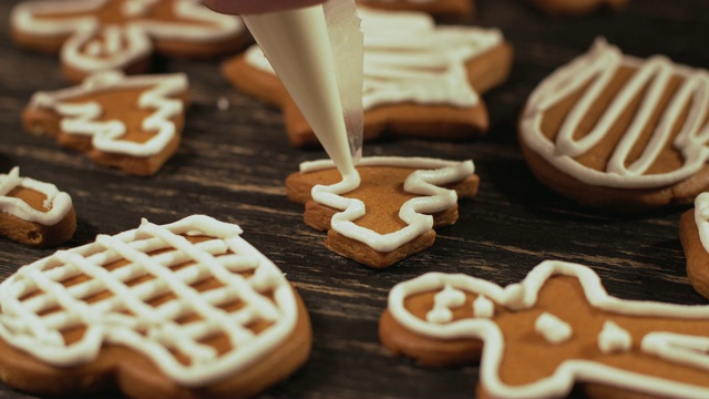 特写装饰姜饼圣诞树装饰圣诞饼干。视频素材