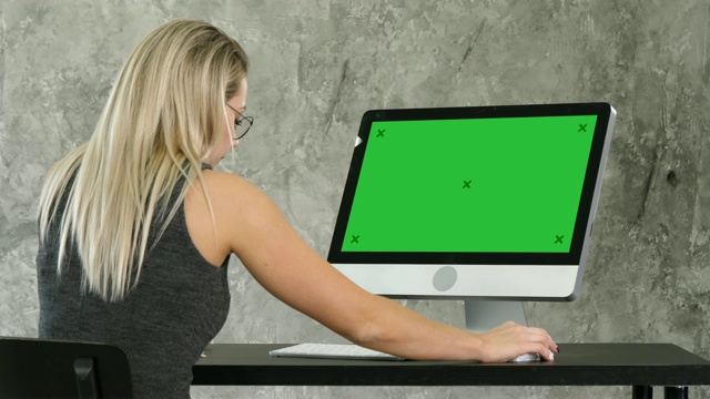 年轻友好的女操作员在电脑上交谈和工作。绿屏模拟显示视频素材