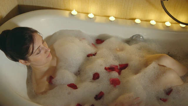 美女用泡沫和玫瑰花瓣洗澡视频下载