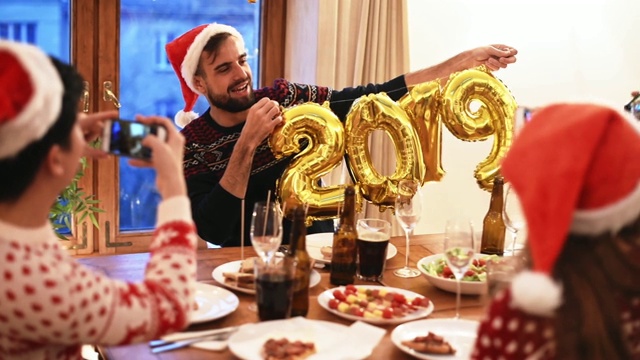 朋友在家里庆祝新年视频下载