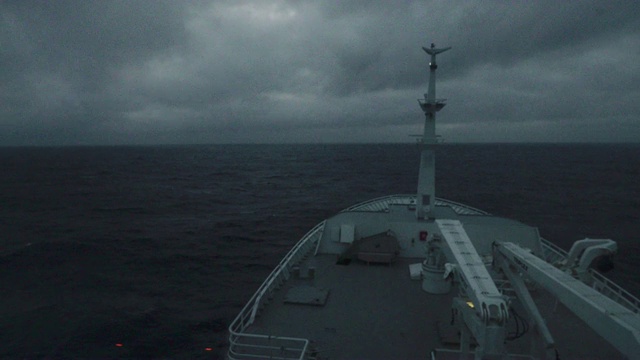 POV从航行于海洋的小船的桥上视频素材