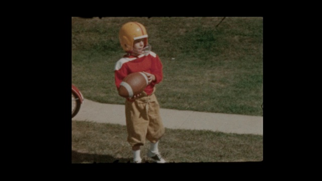 1957年，父亲和穿着足球制服的儿子一起远足和踢足球视频素材