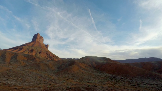 云景时间流逝的Mesa岩塔附近的摩押，犹他州视频素材