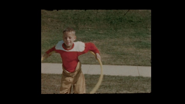 1956年穿着足球制服的少年跳呼啦圈视频素材