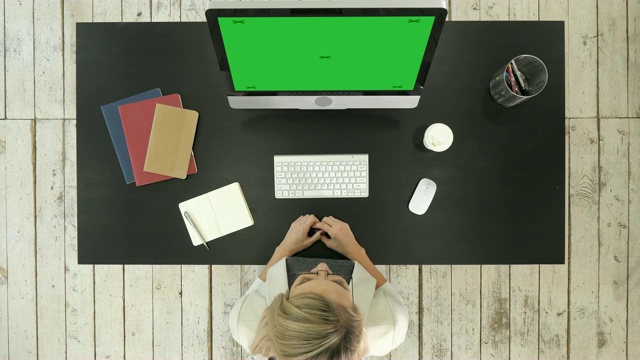 用电脑开视频会议的人。绿屏模拟显示视频素材