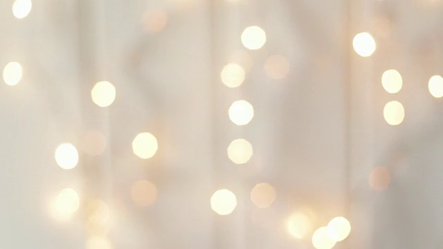 模糊的金色散景光背景，圣诞和新年假期的背景视频素材