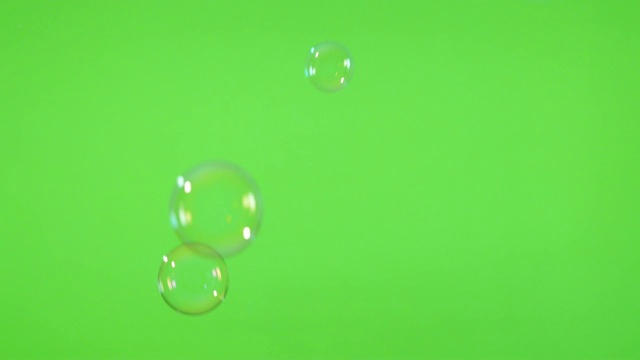 肥皂泡泡在绿屏前流动4K 2160p 30fps超高清镜头-气泡在空气中的绿色屏幕3840X2160超高清视频视频下载