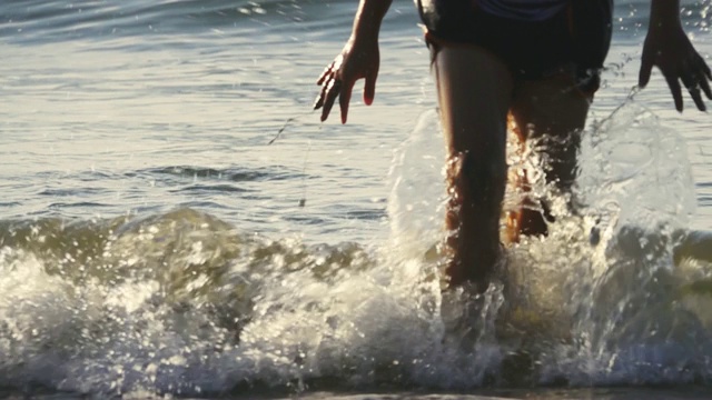 年轻女孩在海里行走的慢镜头视频素材