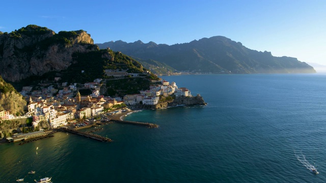 悬崖边的房子和海港，阿马尔菲，阿马尔菲海岸，意大利视频素材