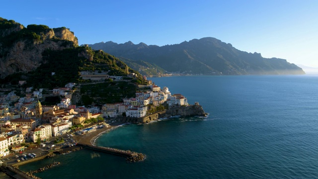 悬崖边的房子和海港，阿马尔菲，阿马尔菲海岸，意大利视频素材