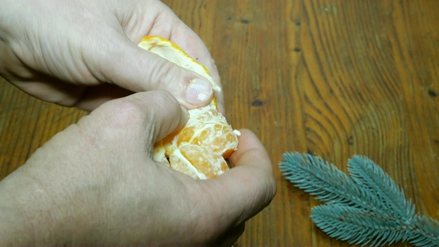橘子皮要用手擦。手的特写镜头。视频素材