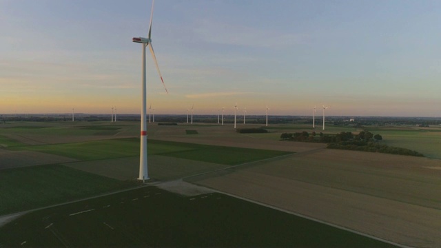夏日里的风力涡轮机和农田视频素材