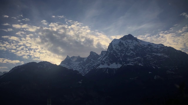 瑞士阿尔卑斯山的云在日落时消失视频下载