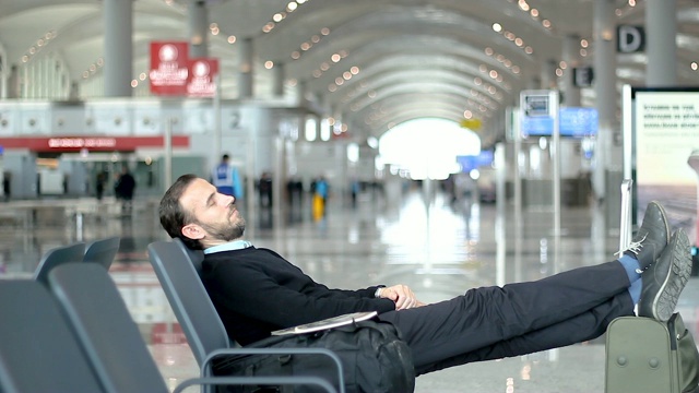 在机场候机室睡觉的旅客视频下载
