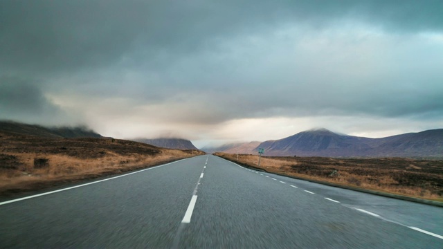 苏格兰高地的一条长长的乡村公路视频素材
