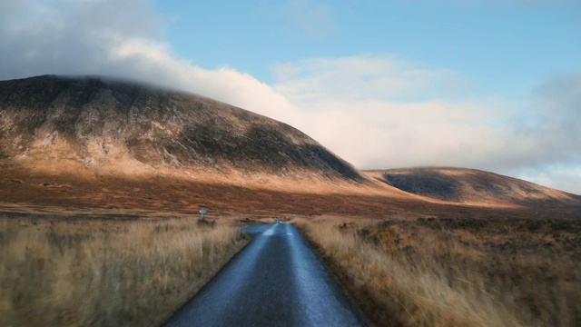 苏格兰高地的一条长长的乡村公路视频下载