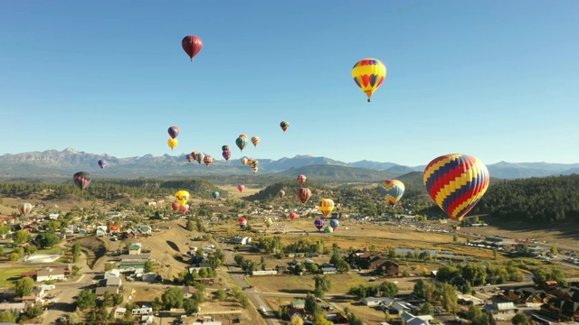 许多美丽的气球从科罗拉多小镇升起视频下载