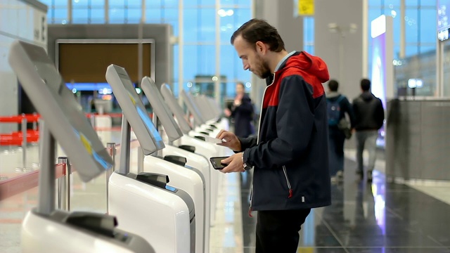 旅客在机场办理登机手续，并打印登机牌视频下载