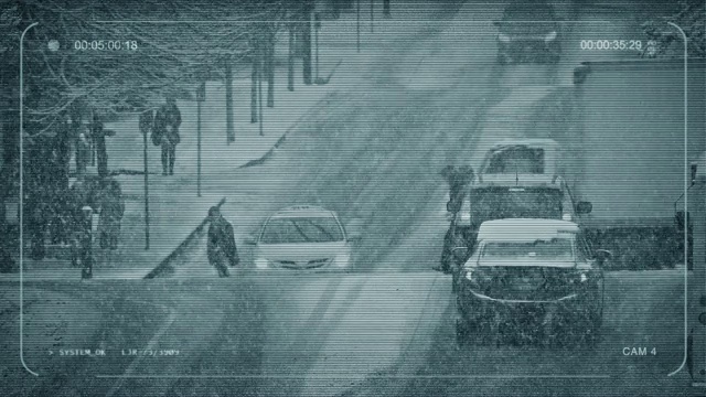 人们在暴风雪中穿过繁忙的道路视频素材