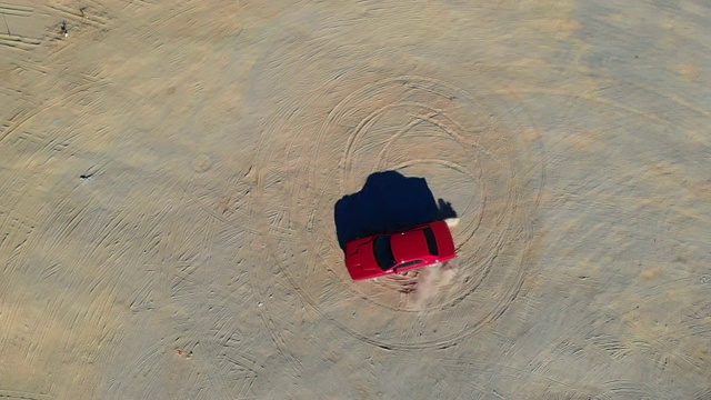 俯瞰美国汽车在加利福尼亚沙漠做甜甜圈。视频下载