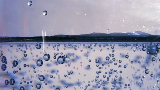 以地平线为背景的水中气泡视频素材