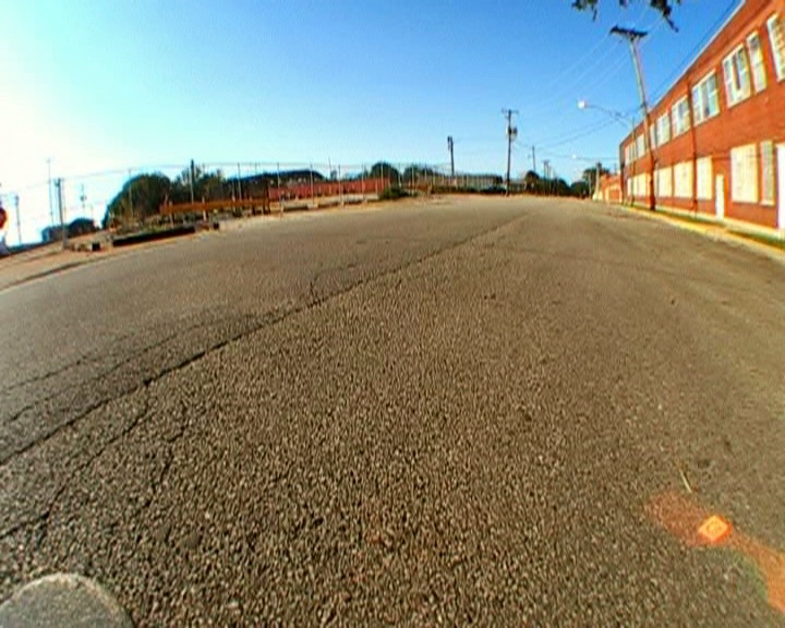 滑板者在街上用脚推滑板的镜头视频下载