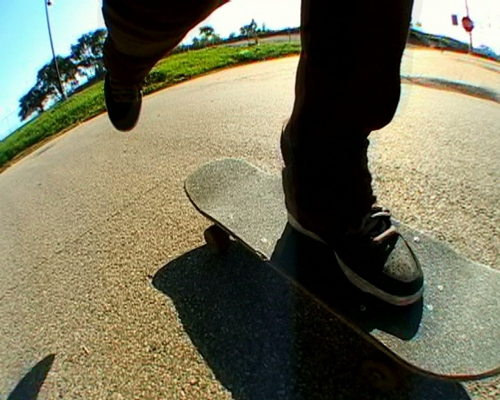 滑板手在街上推滑板的镜头2视频素材