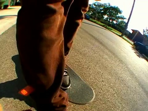 滑板者的镜头脚推着滑板沿街道3视频素材