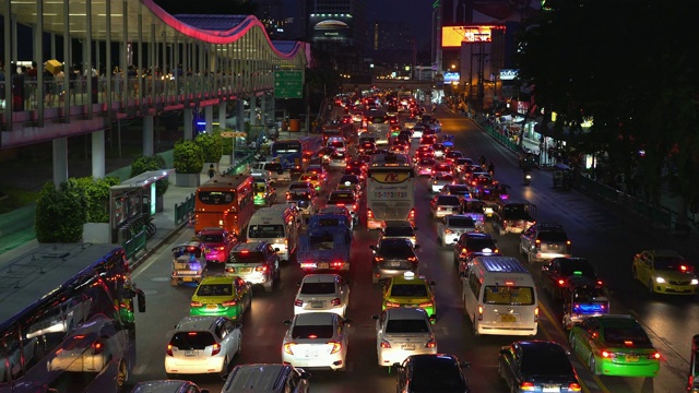 曼谷晚上交通堵塞视频素材