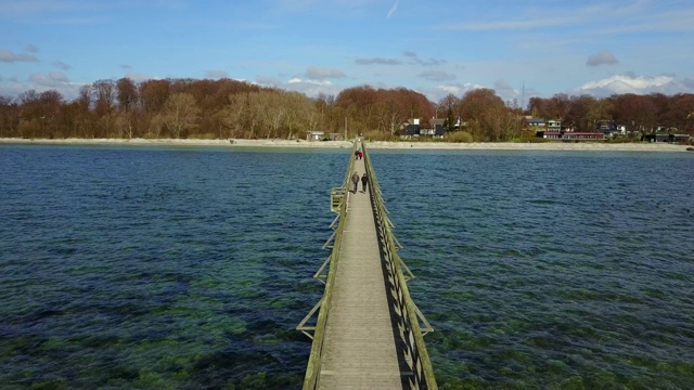 孤独的码头在瑞典马尔默附近的海上。视频下载